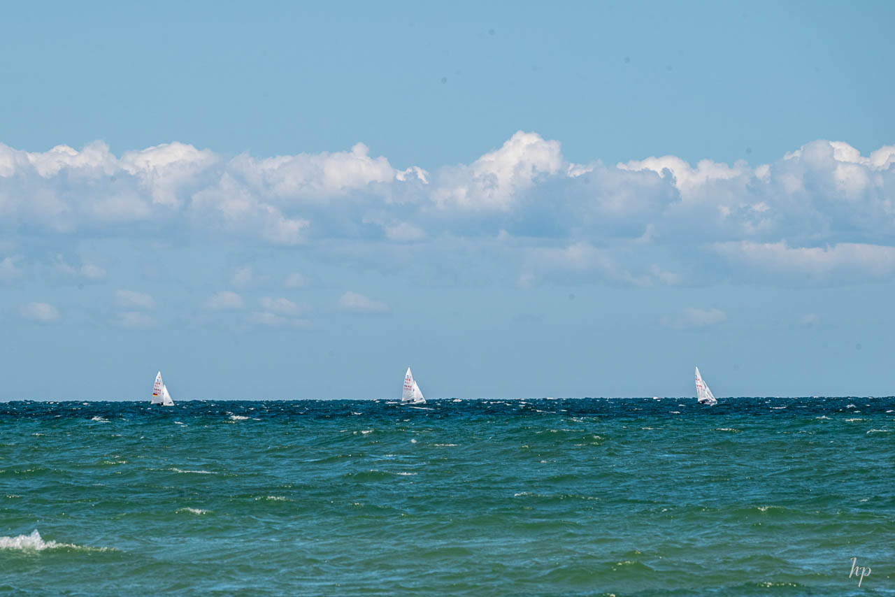 drei segeln im Wind