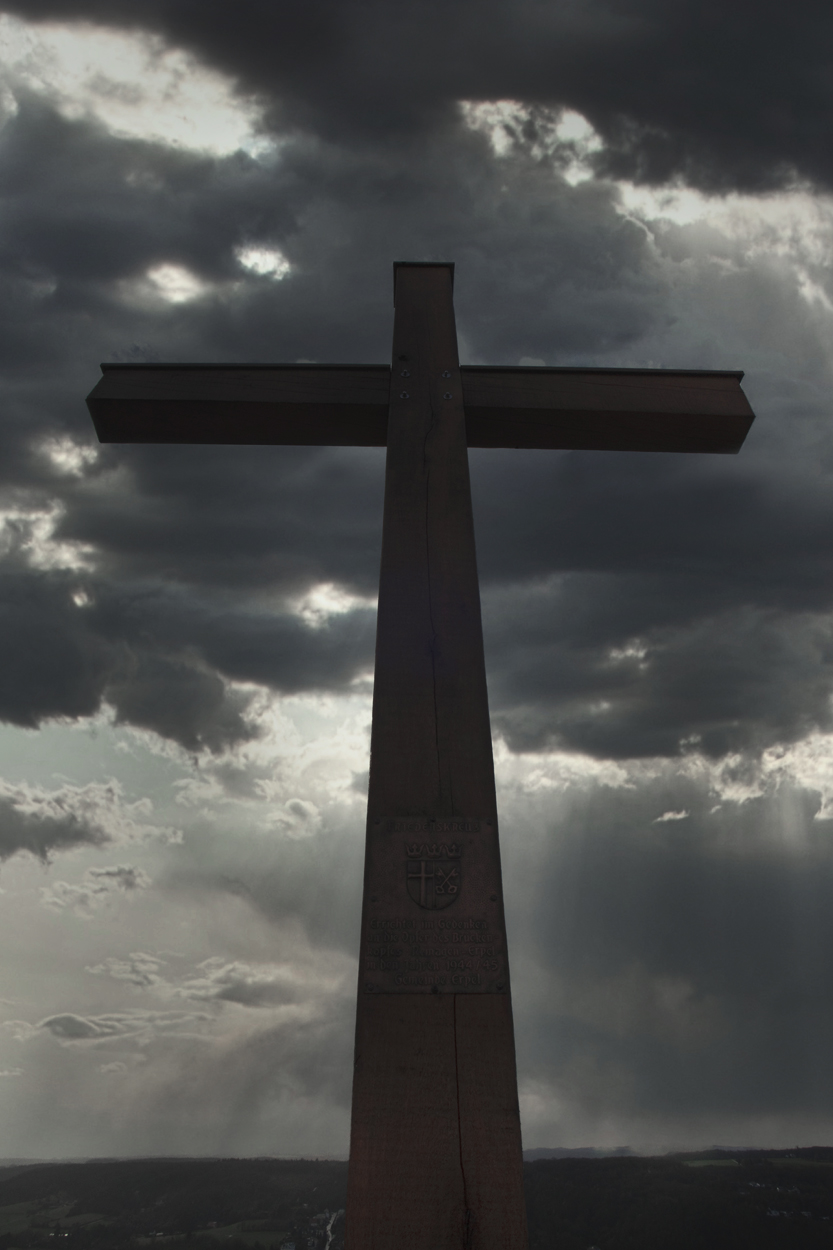 Düstere Wolken über dem Kreuz