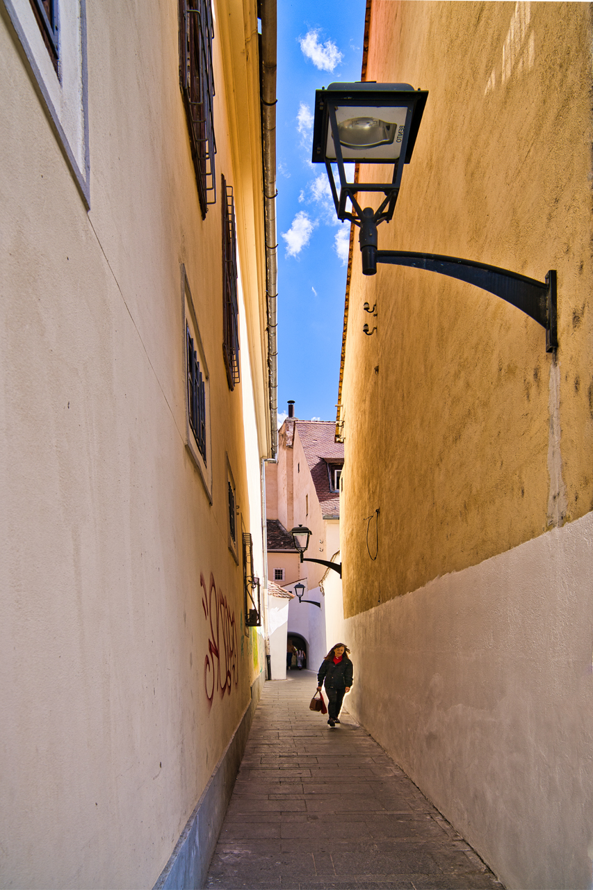 Durch diese hohle Gasse muß sie  kommen