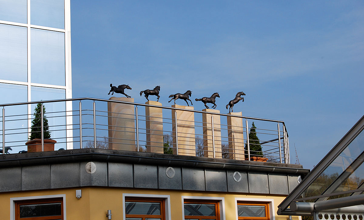 Ein Balkon mit Broze-Pferdchen,...
