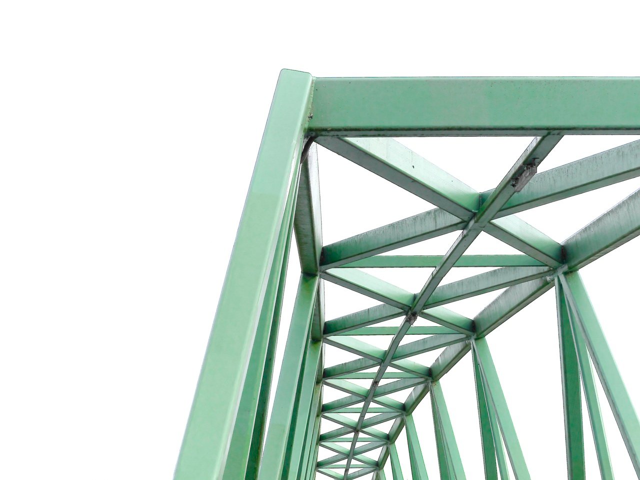 Eine grüne Brücke.