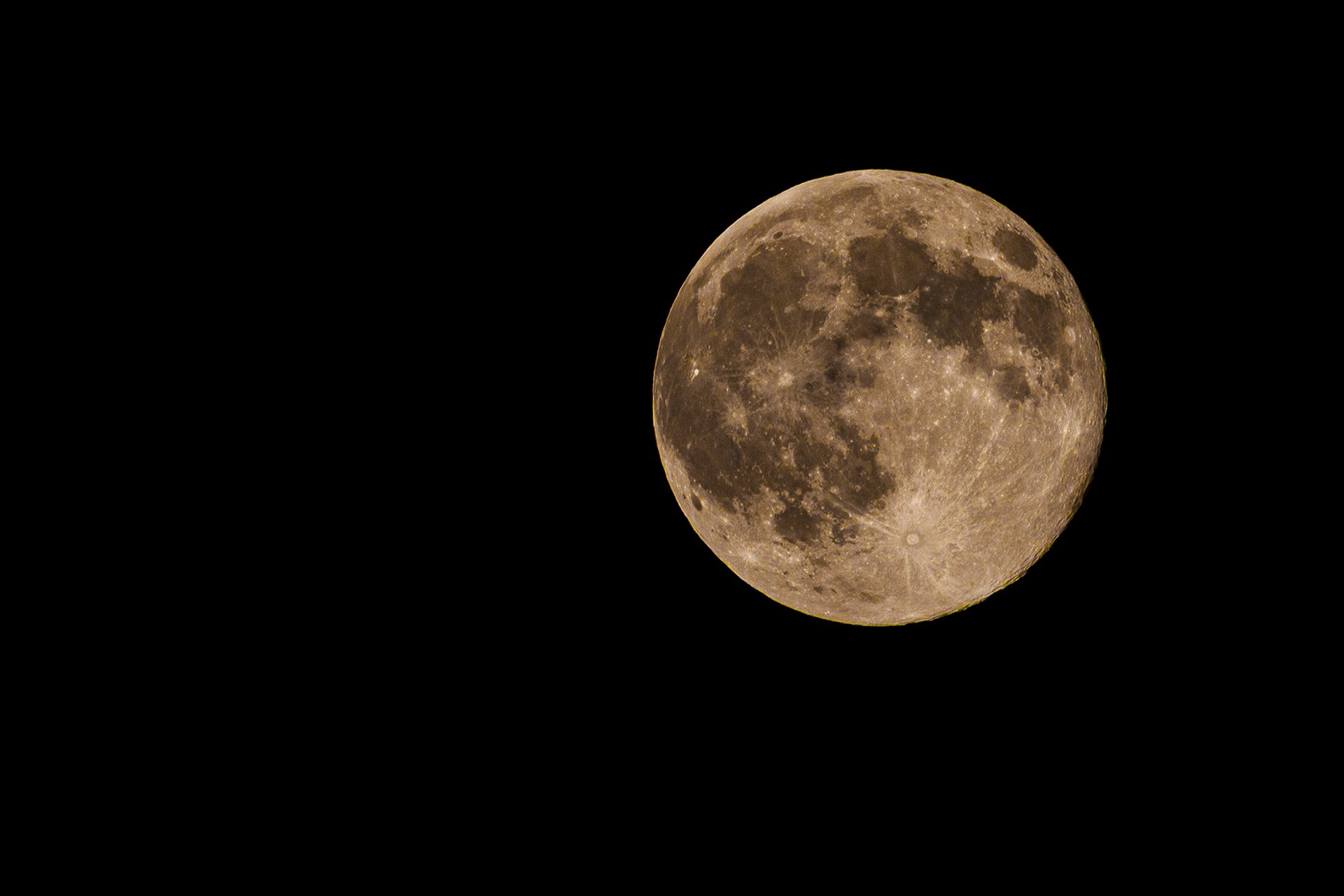 Erdtrabant mit Kratern