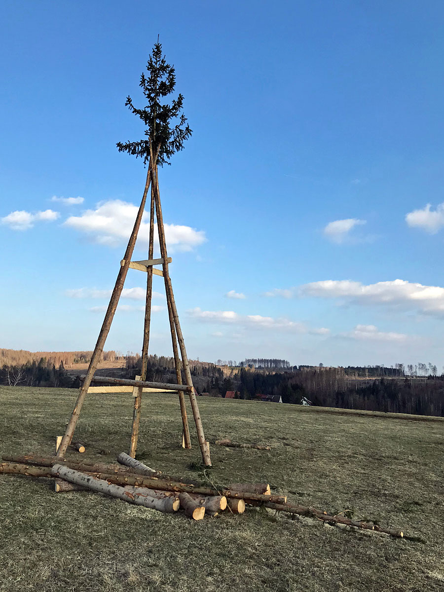 Erste Vorbereitungen für das Osterfeuer...