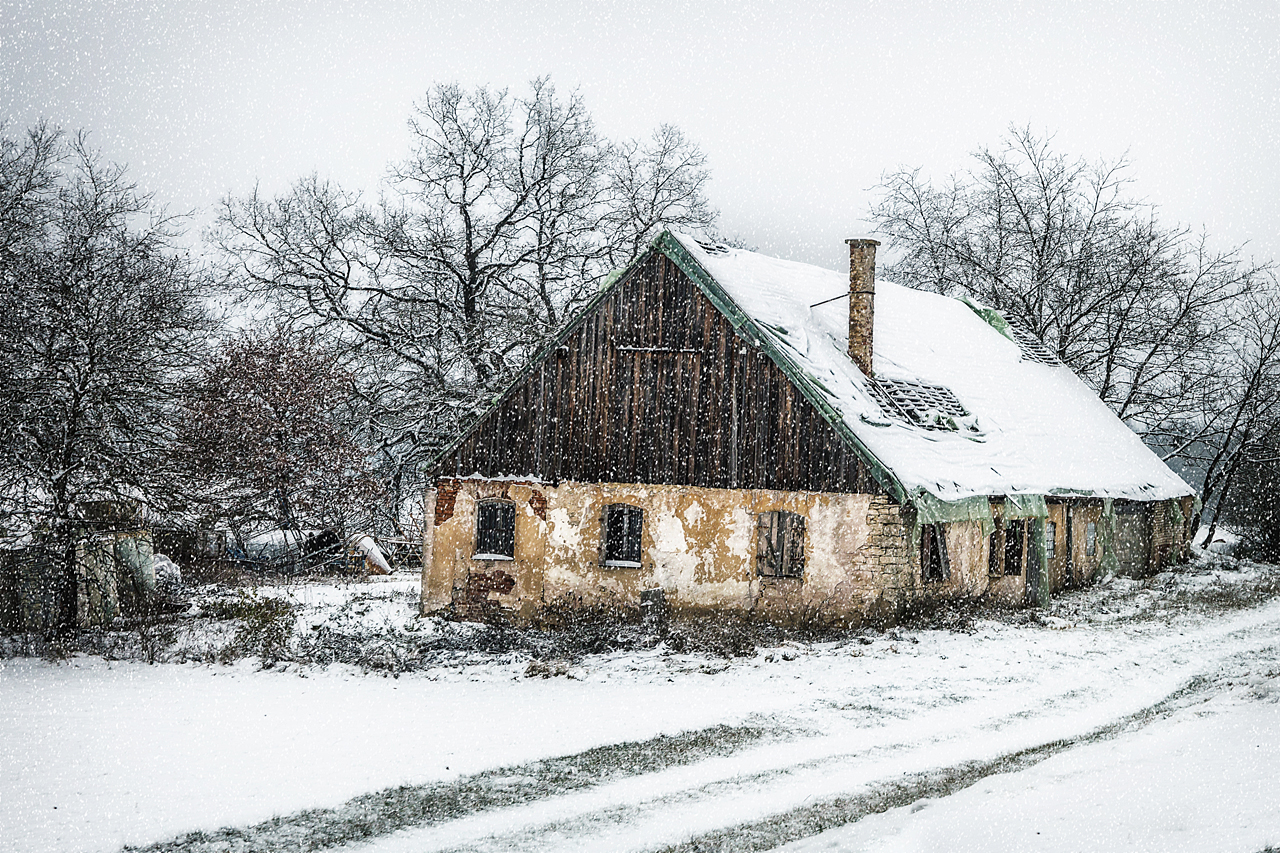 Es schneit beim alten Haus!