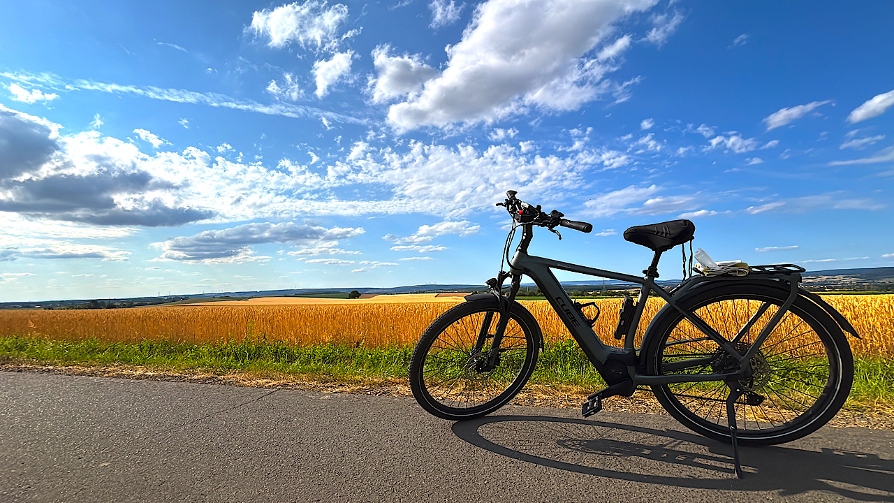 Fahrrad vor Weizenfeld