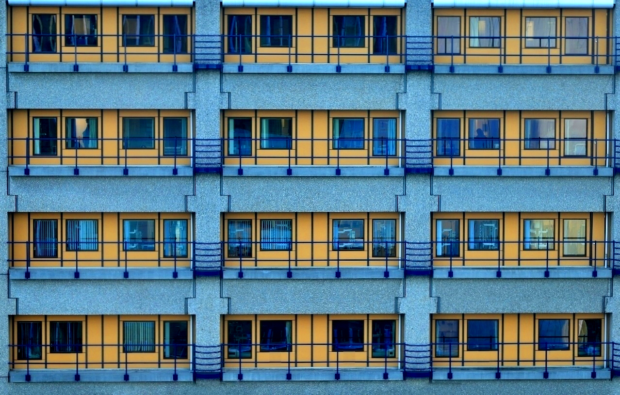 Fassade blau-gelb