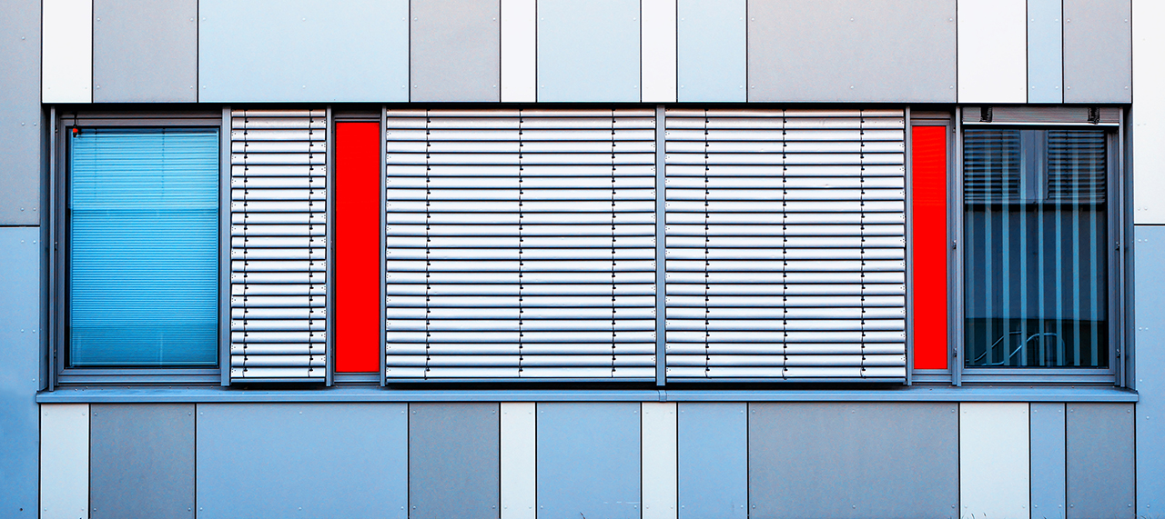 Fassade in rot und blau