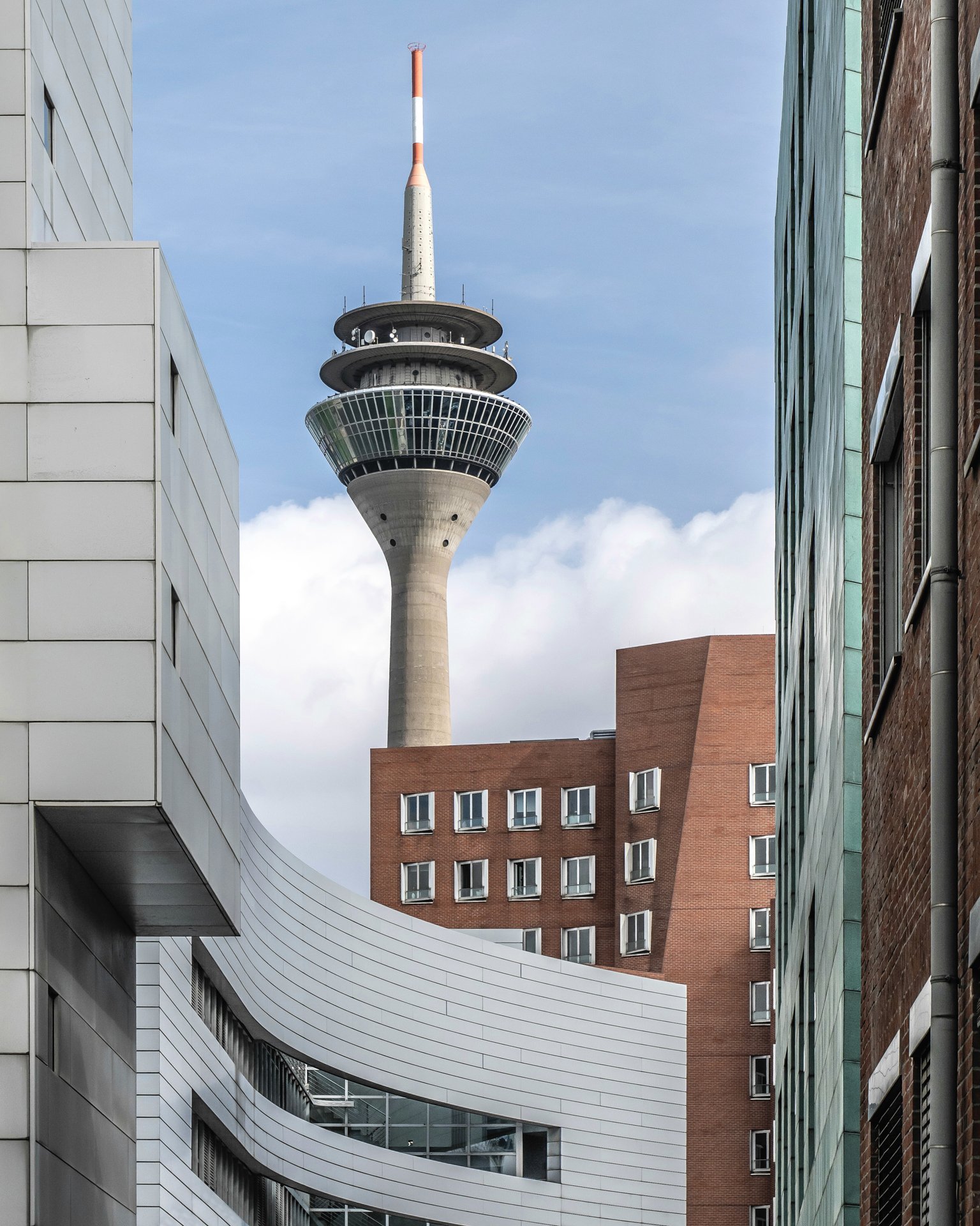 Frank Gehry meets Rheinturm