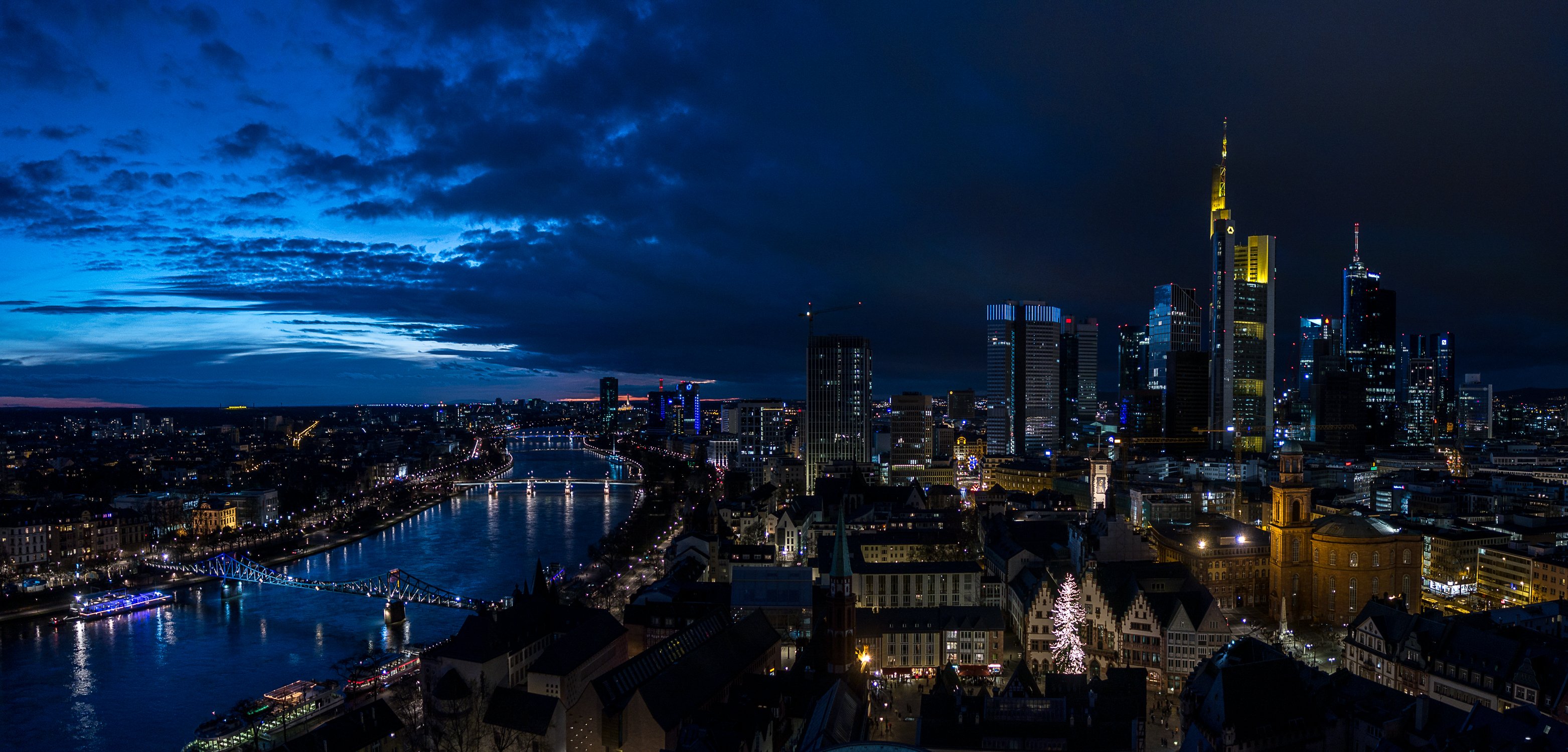 Frankfurt - Blick vom Dom auf die Skyline