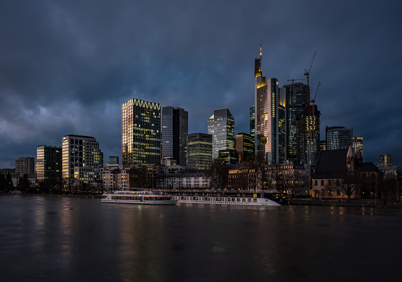 Frankfurt Mainufer mit Skyline