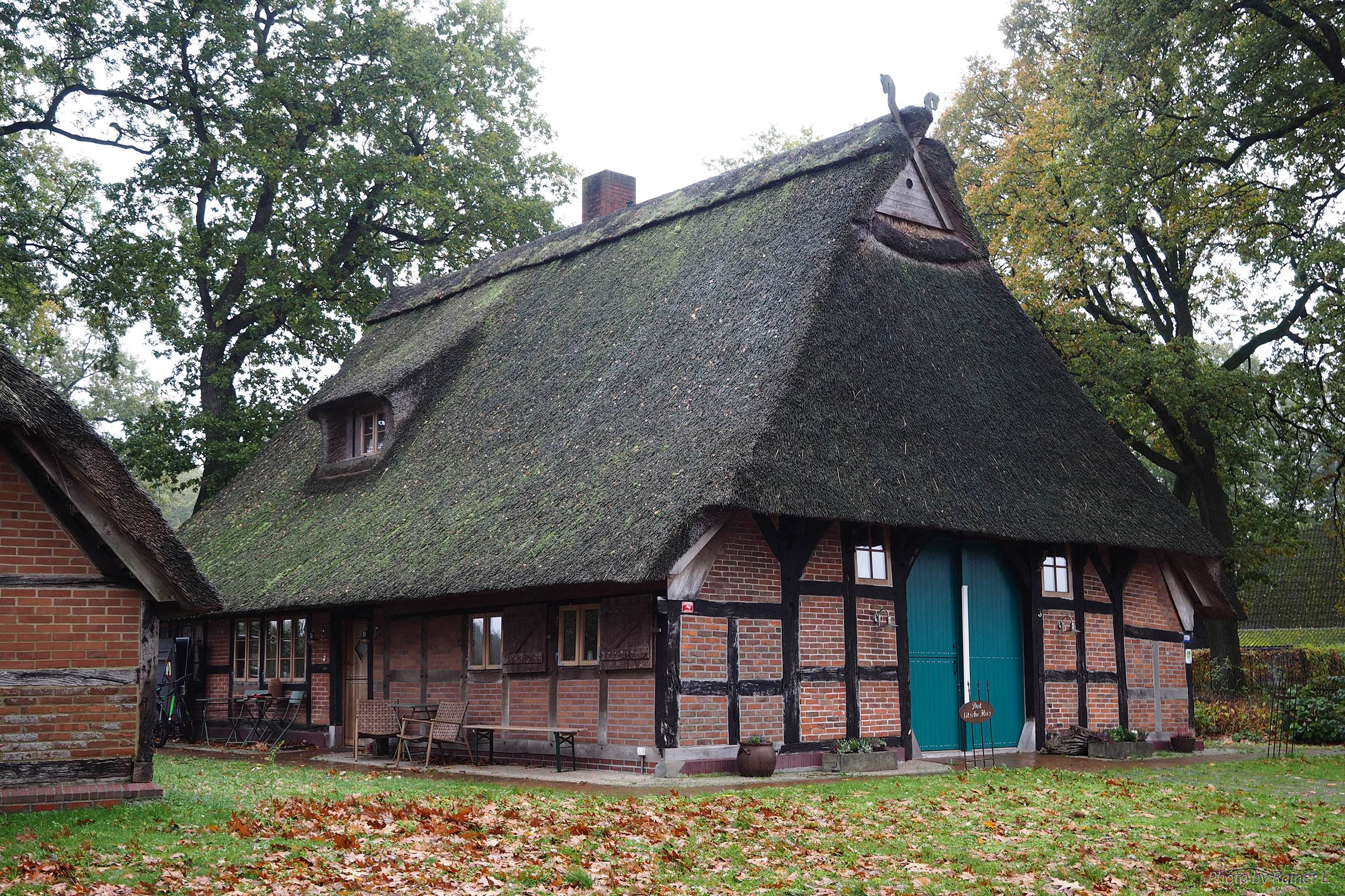 für Anne - Pferdeköpfe  auf Bauernhaus