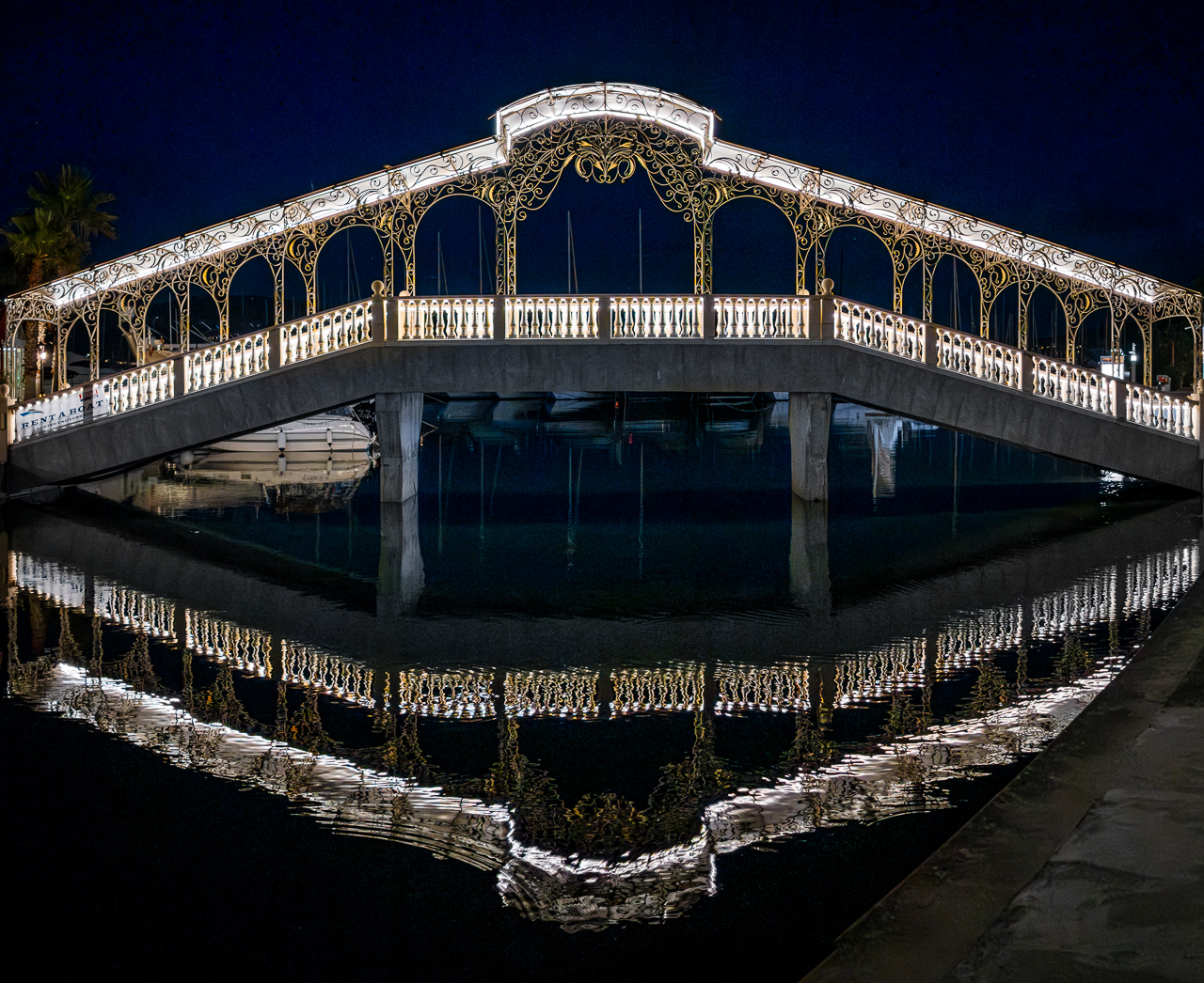 Fußgängerbrücke in der Marina Rogoznica