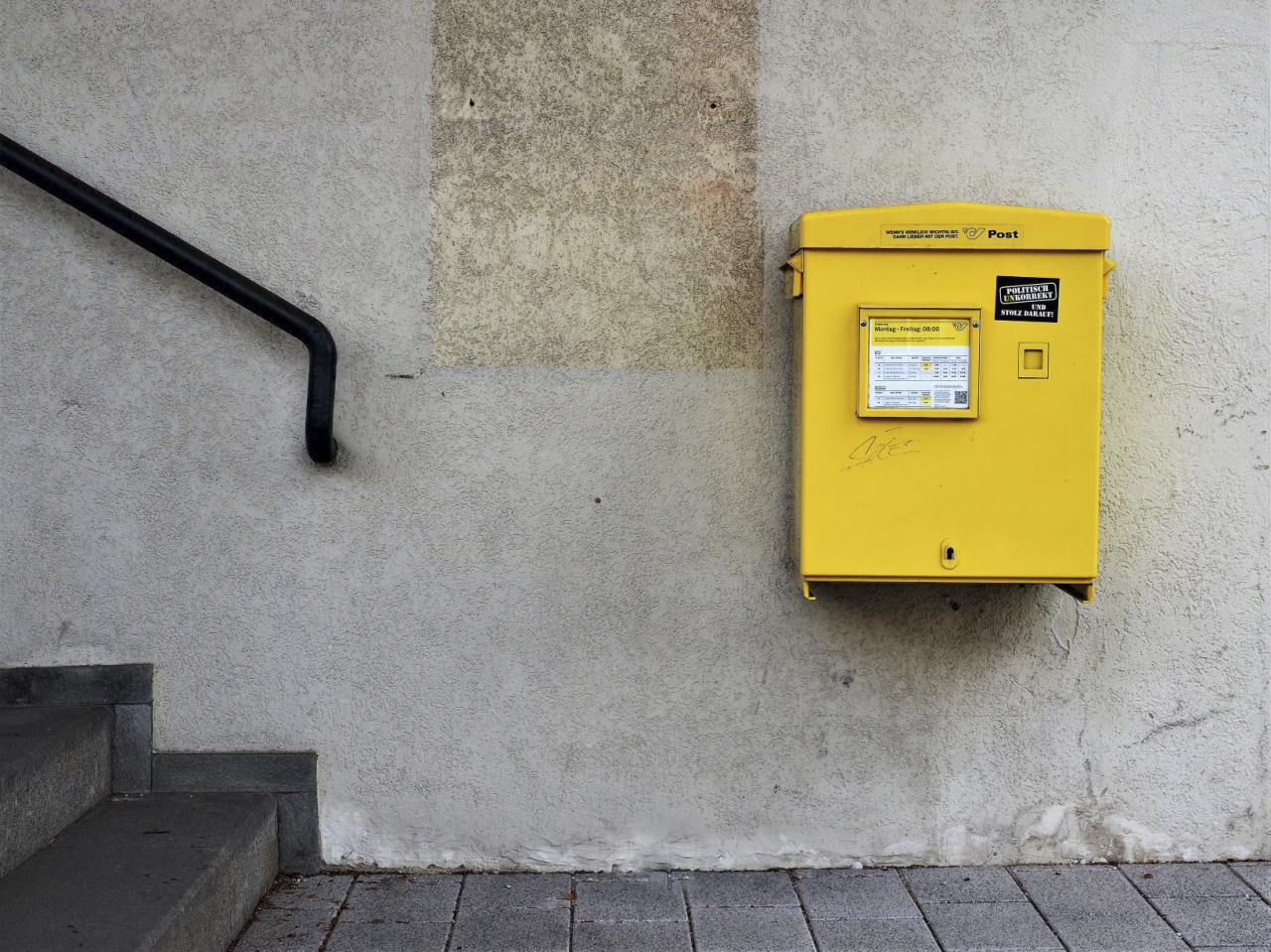 gelber Postkasten