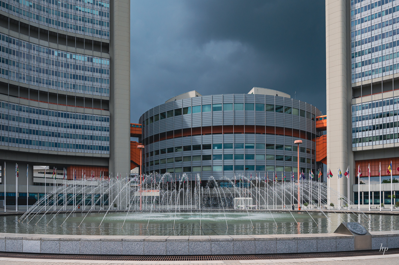 Gewitterwolken über dem Gebäudekomplex der UNO, Wien - 2