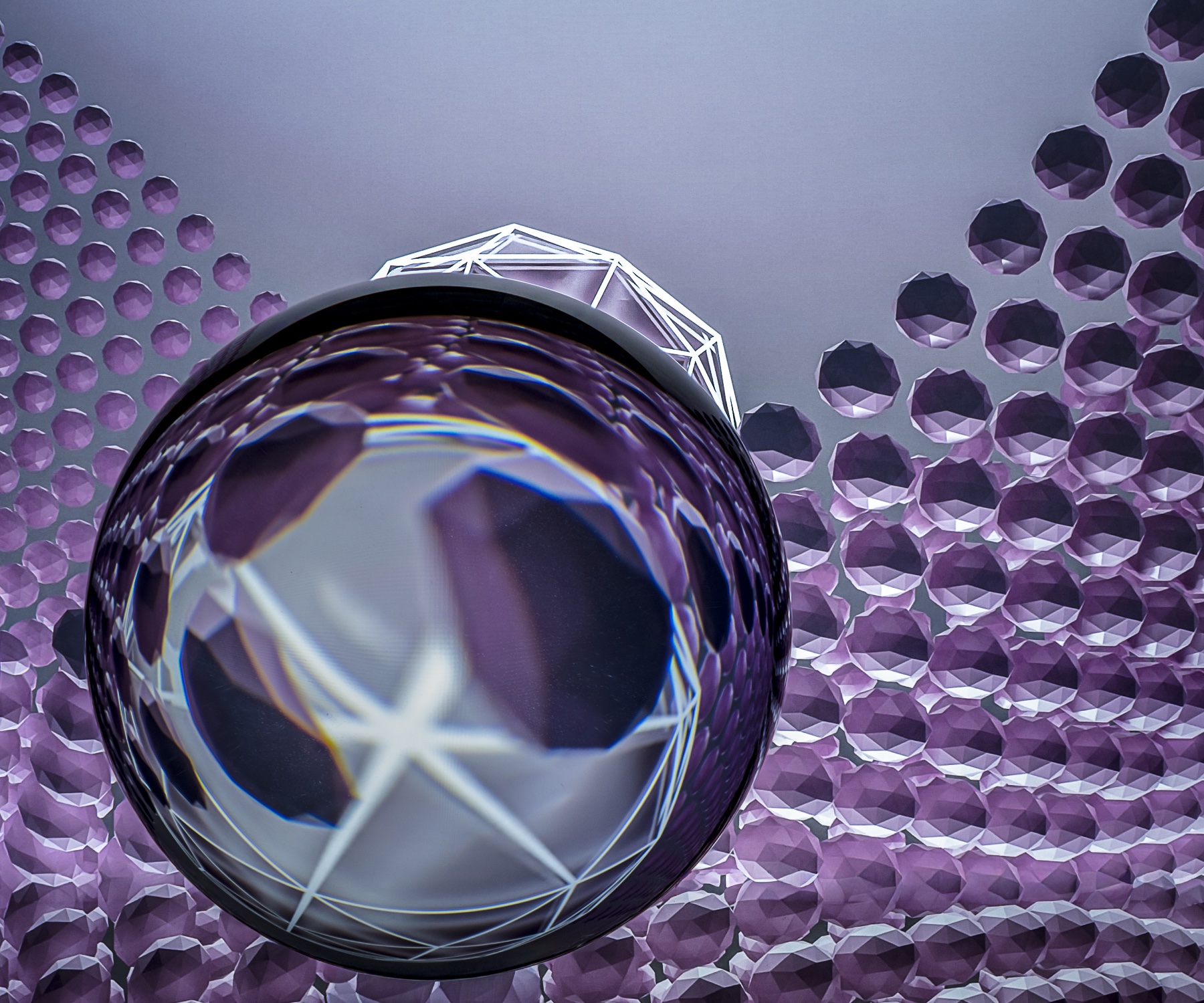 Glaskugel mit Perlen