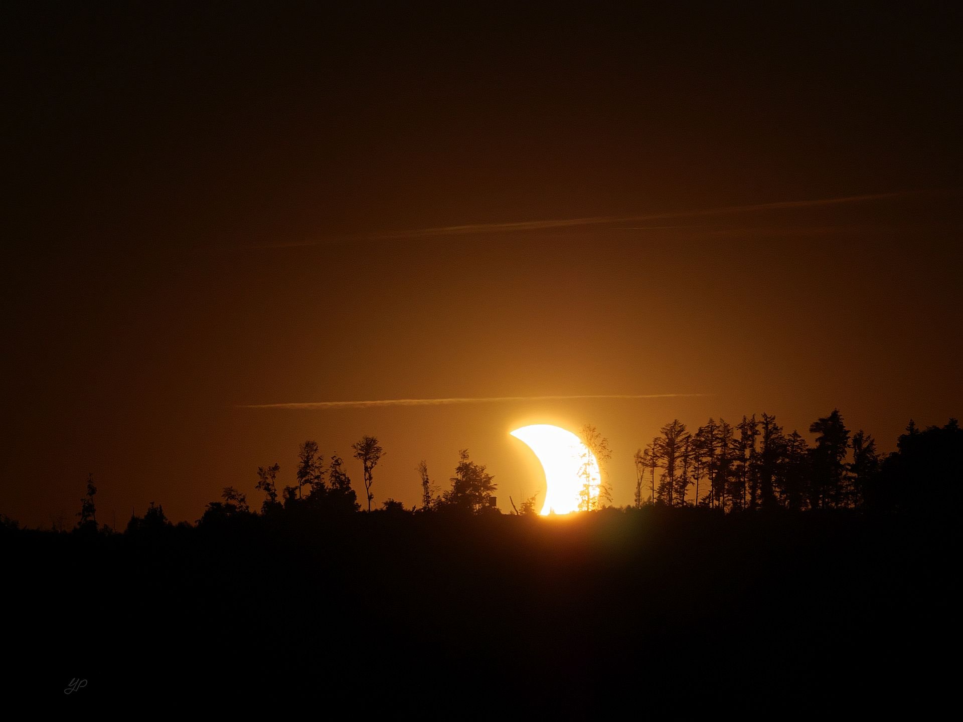 Gleichzeitiger Sonnen- und Neumonduntergang