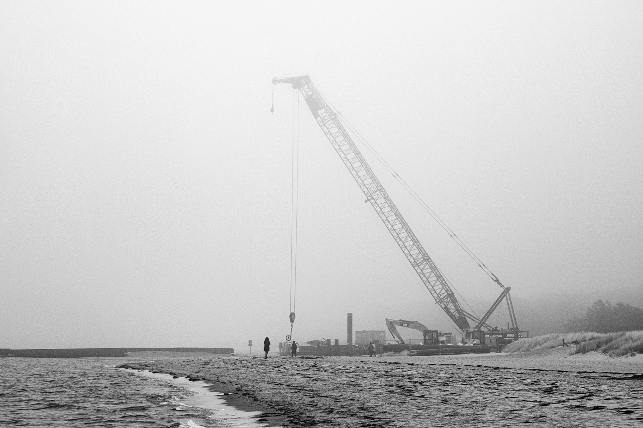 Hafenneubau im Nebel