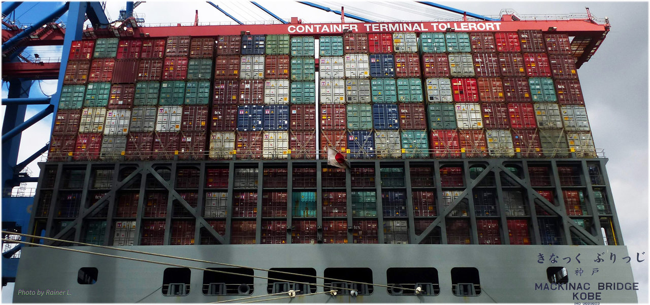 Hamburg Hafen - Containerriese MACKINAC BRIDGE, KOBE