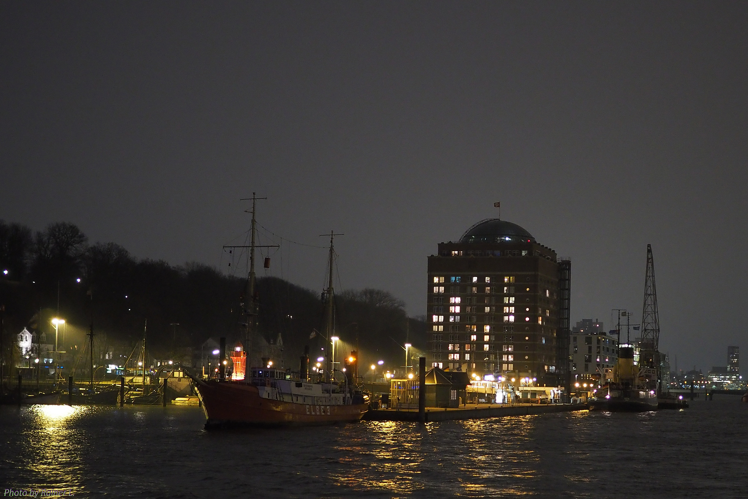 Hamburger Hafen bei Nacht