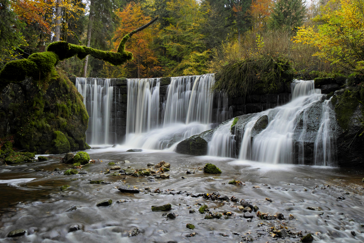 Herbst am Wasserfall.