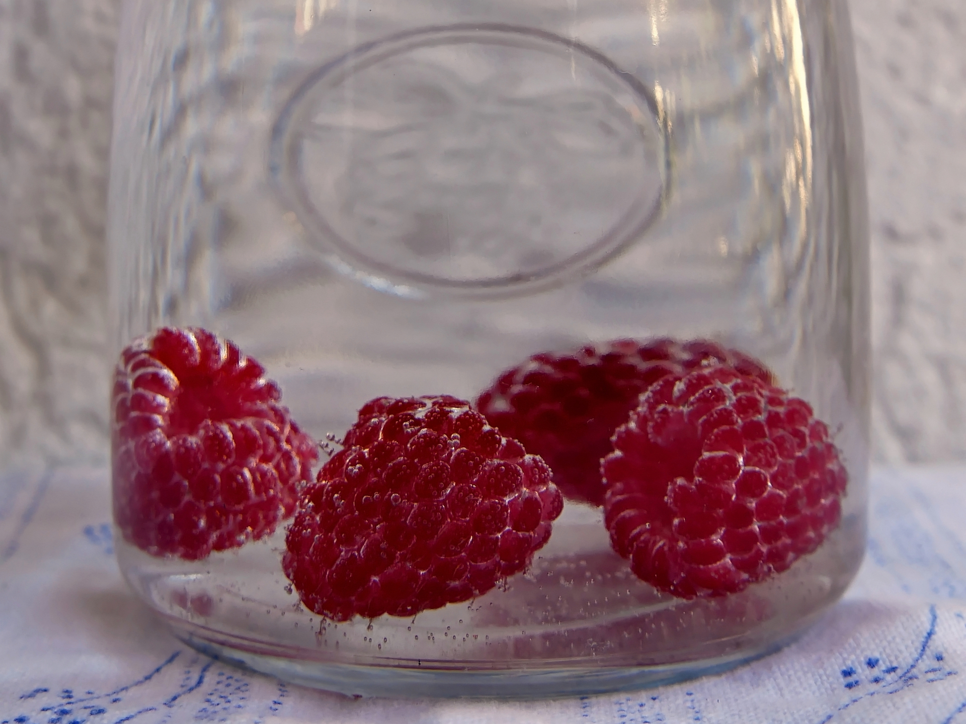 Hinter Glas