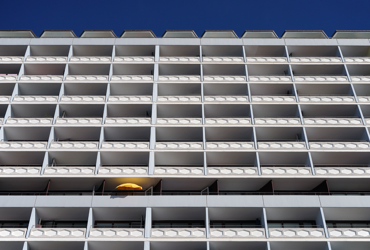 Hochhaus mit Sonnenschirm