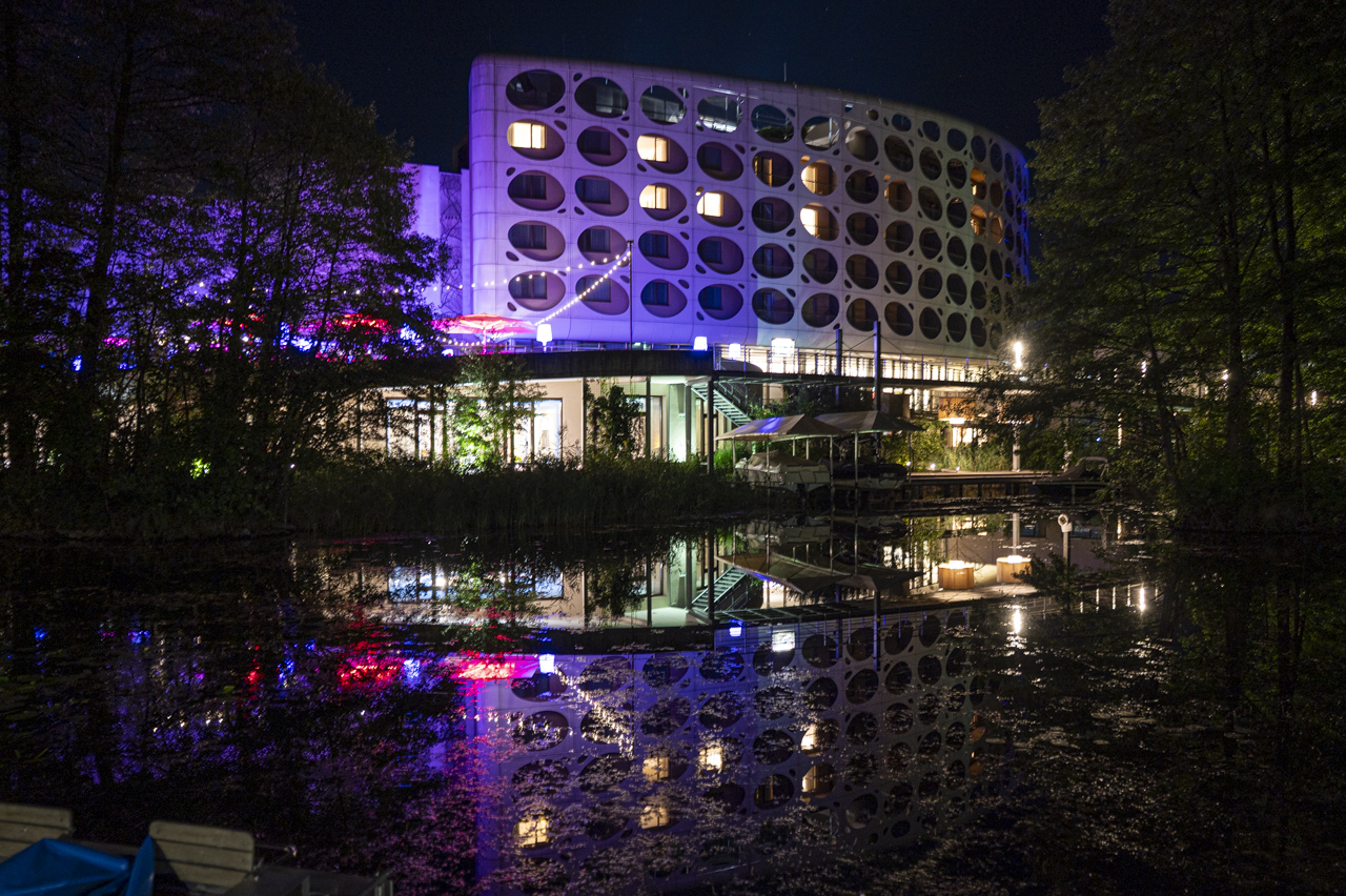 Hotel bei Nacht