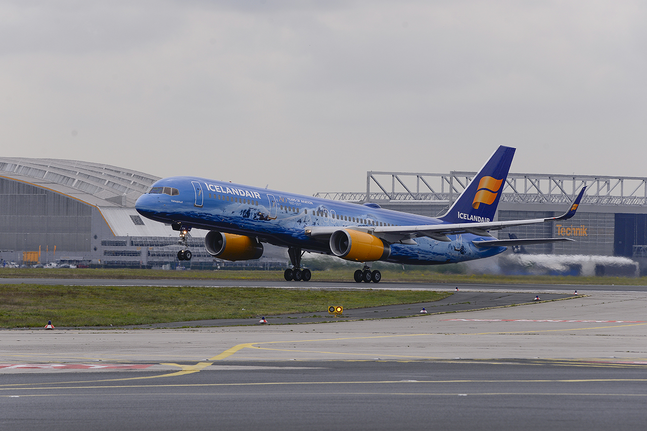 Iceland Boeing 757-256