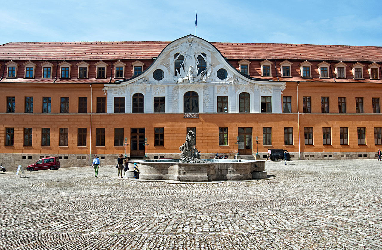 Innenhof mit Brunnen...