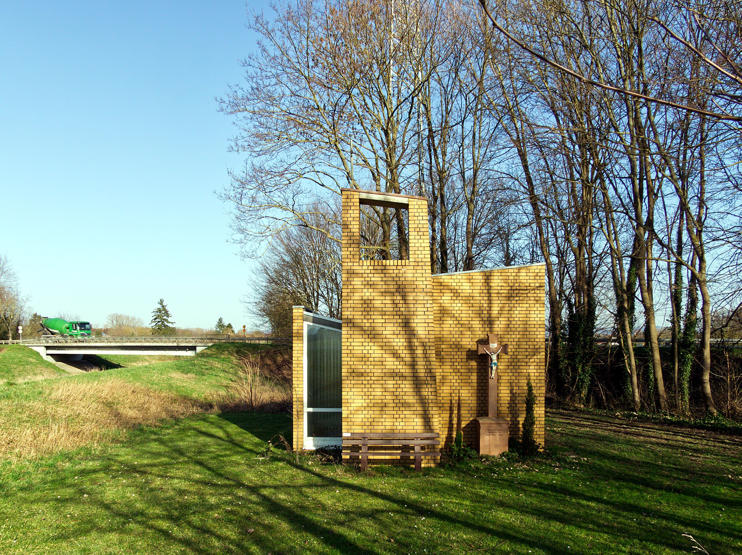 Kapelle neben der innerorts Brücke zwischen der Ortsausfahrt auf die B44 (die Brücke im Hintergrund)