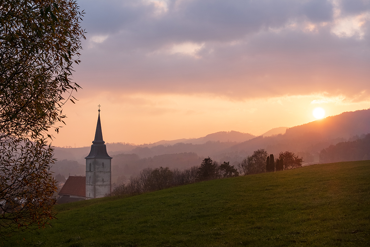 Kirchturm im Herbstlicht