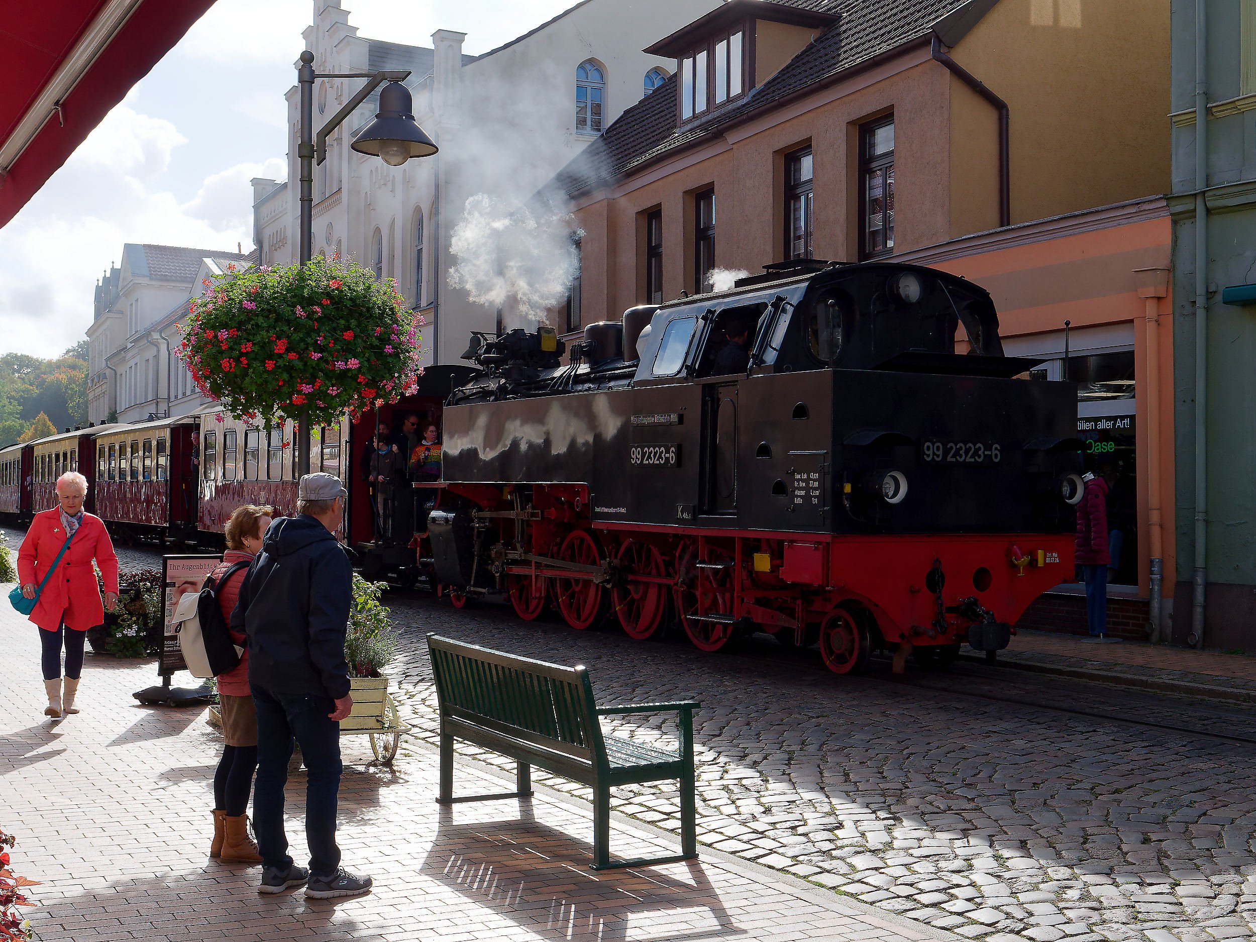 Kleine Eisenbahn fährt durch Kleinstadt