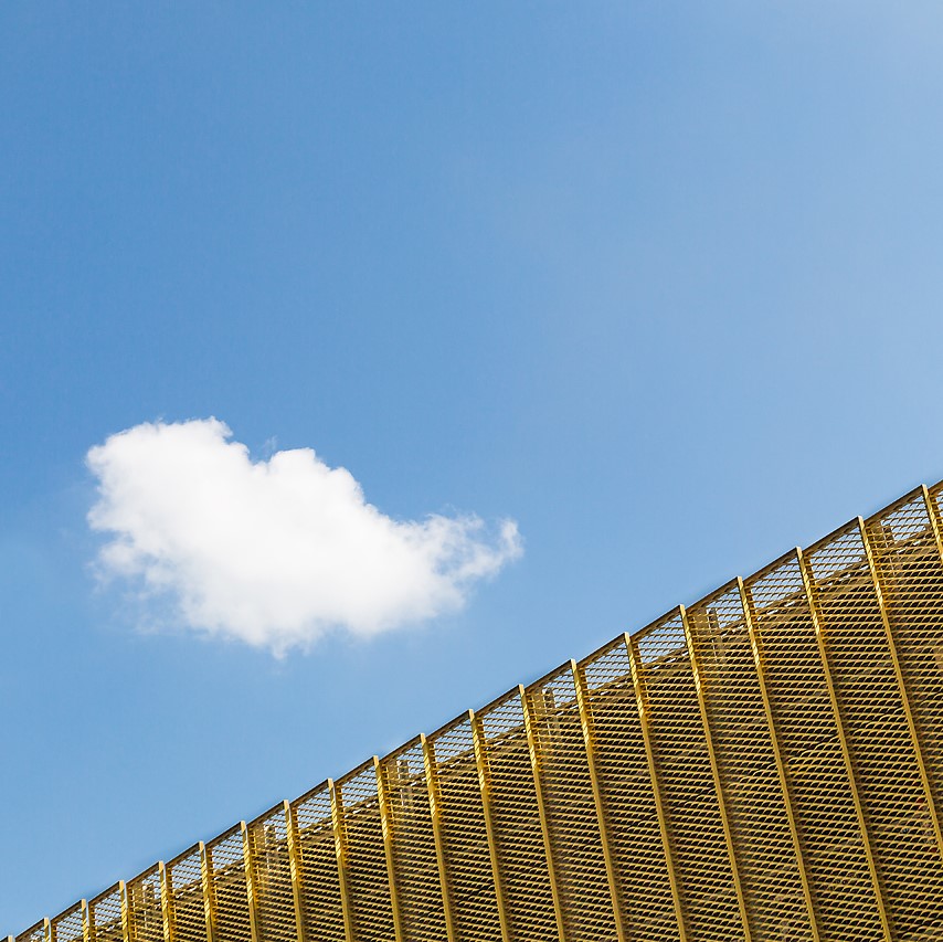 Kleine, weiße Wolke im Quadrat