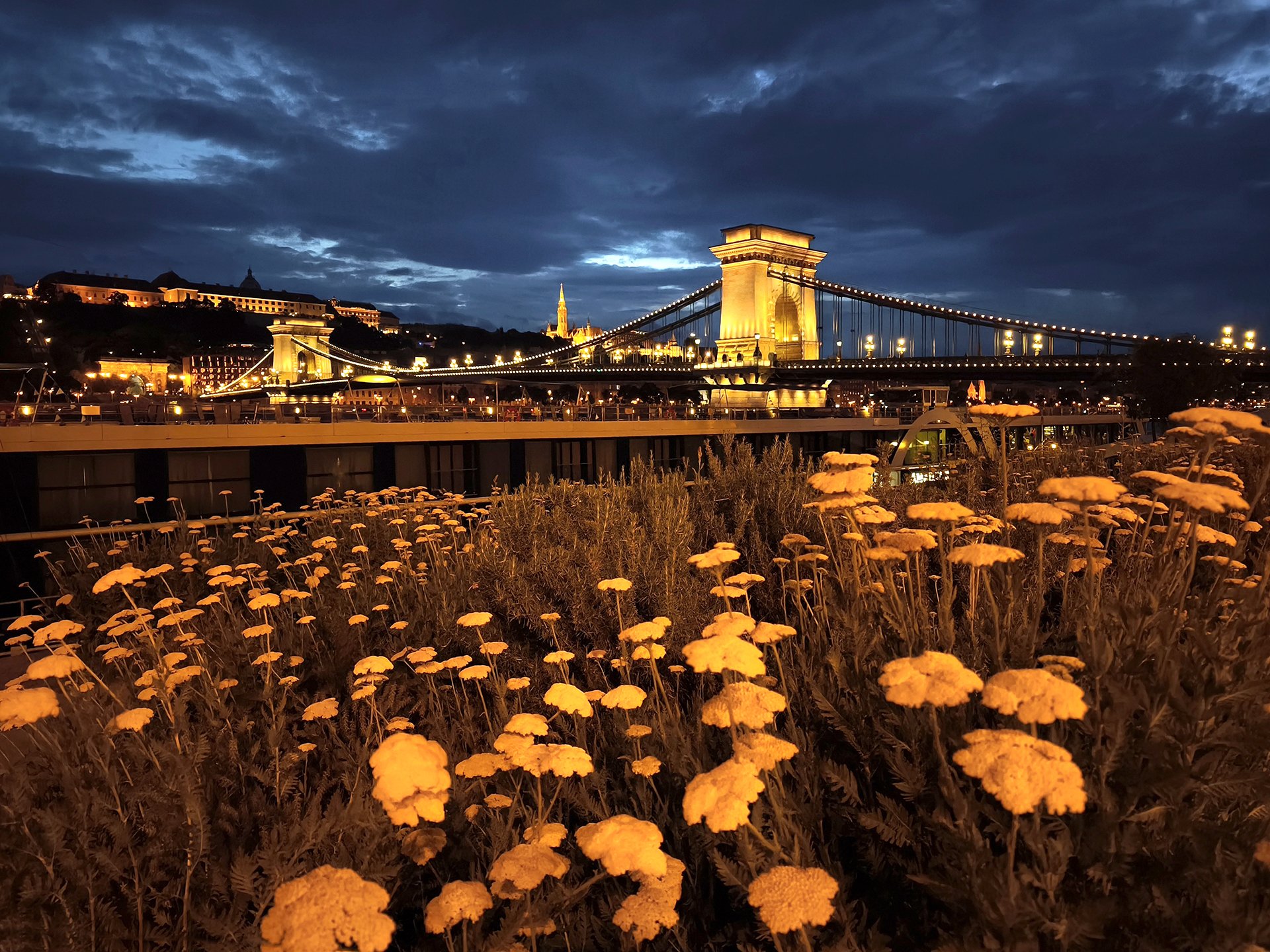 Landschaft mit Kettenbrücke