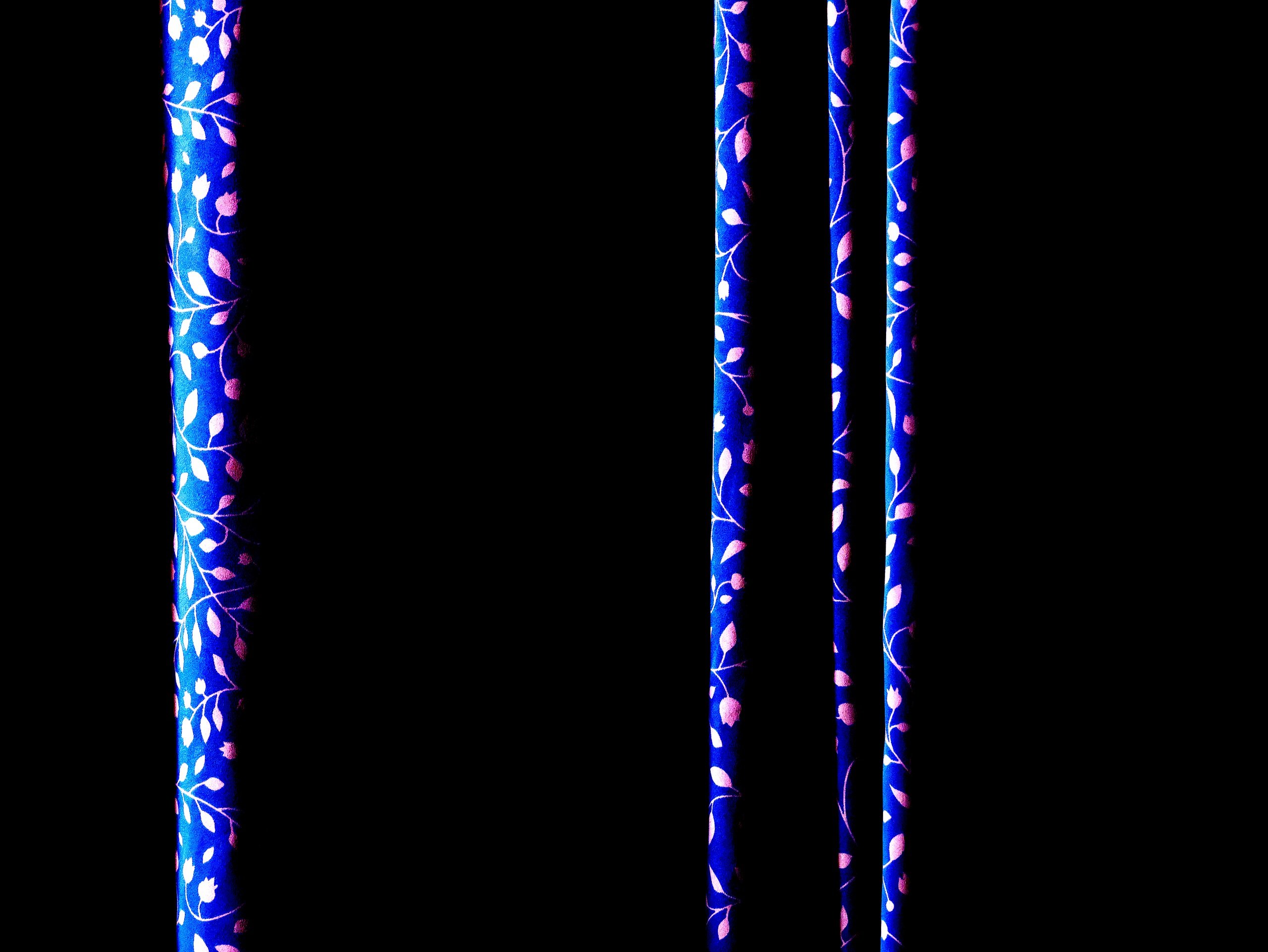 Licht und Schatten am Vorhang