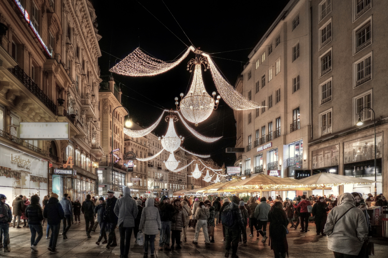 Markt und Straßen stehn verlassen .....