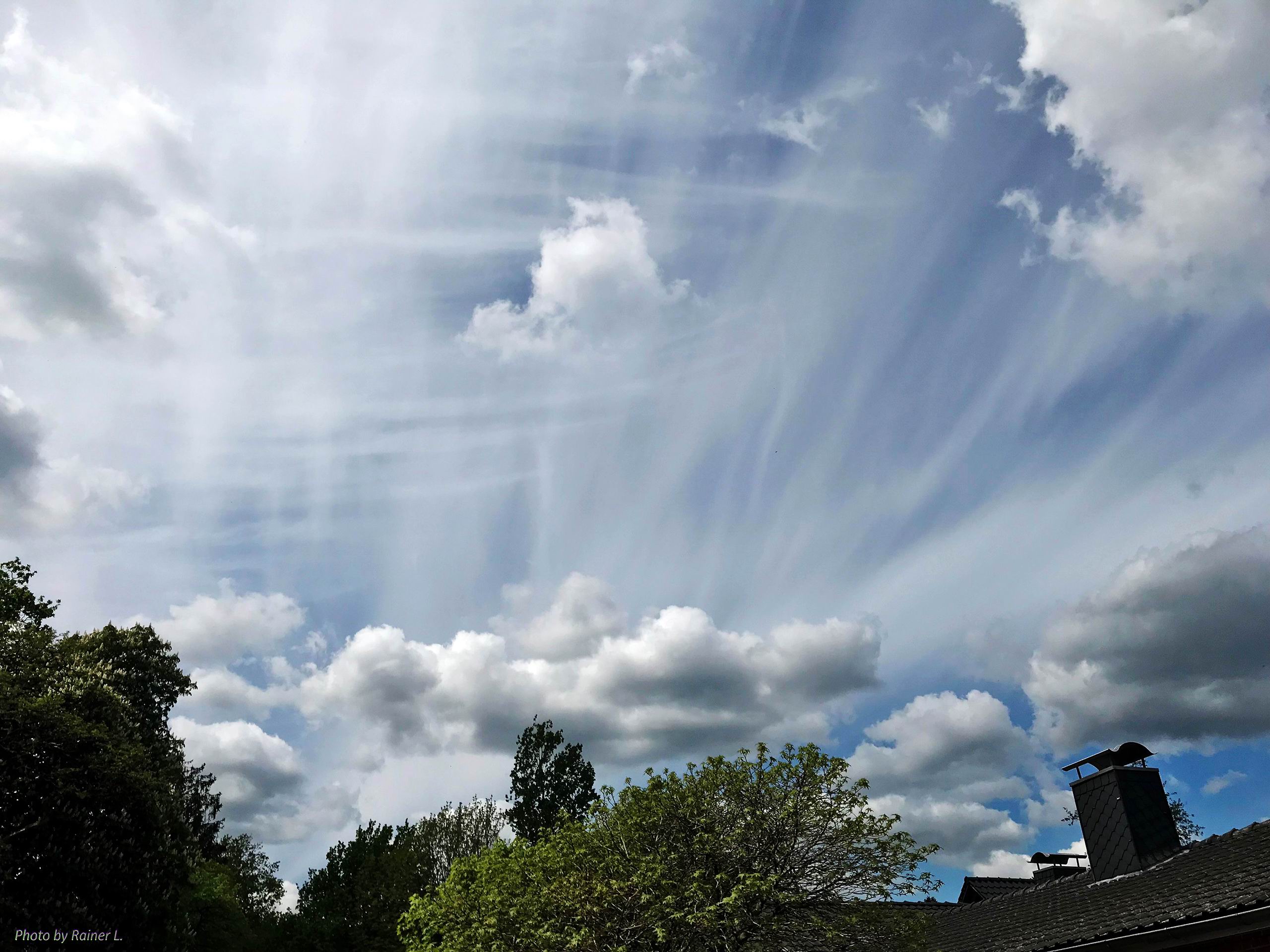 Merkwürdige Wolkenstreams am Himmel