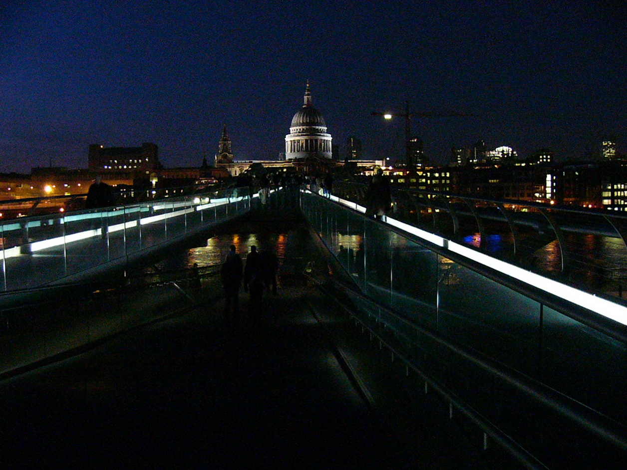 Millenium Bridge bei Nacht