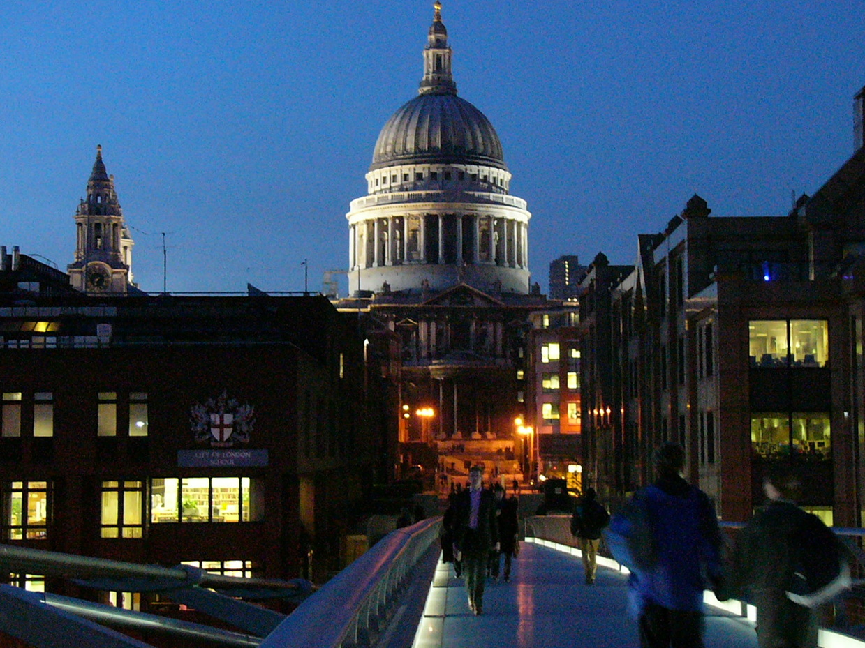 Millenium  Bridge und die Kuppel der St. Paul's Cathedral