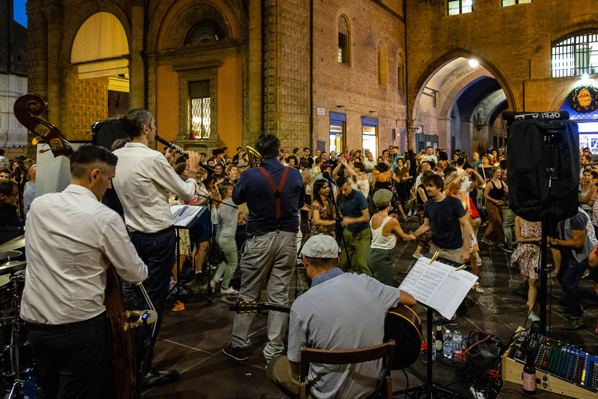 Musik-Straßenfest in Bolonga