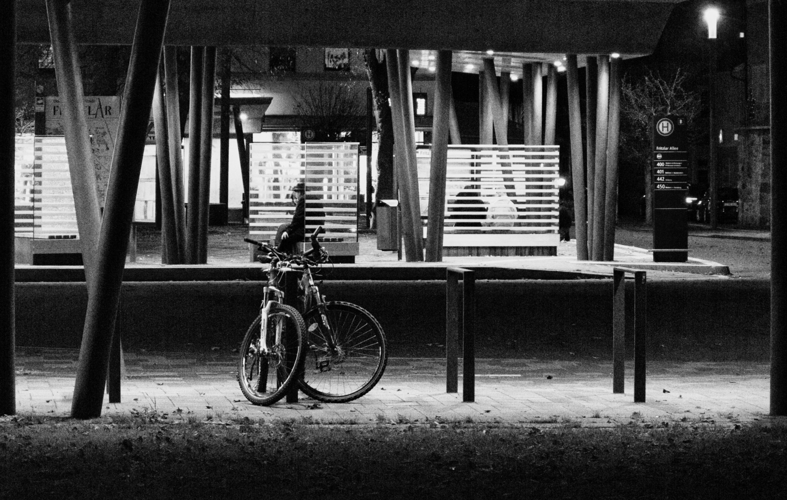 Nachts am Busbahnhof