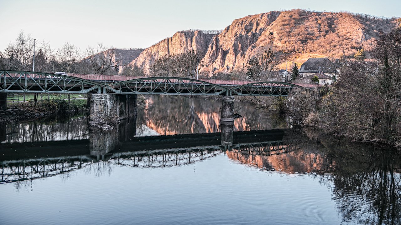 Nahe Brücke, ferner Fels