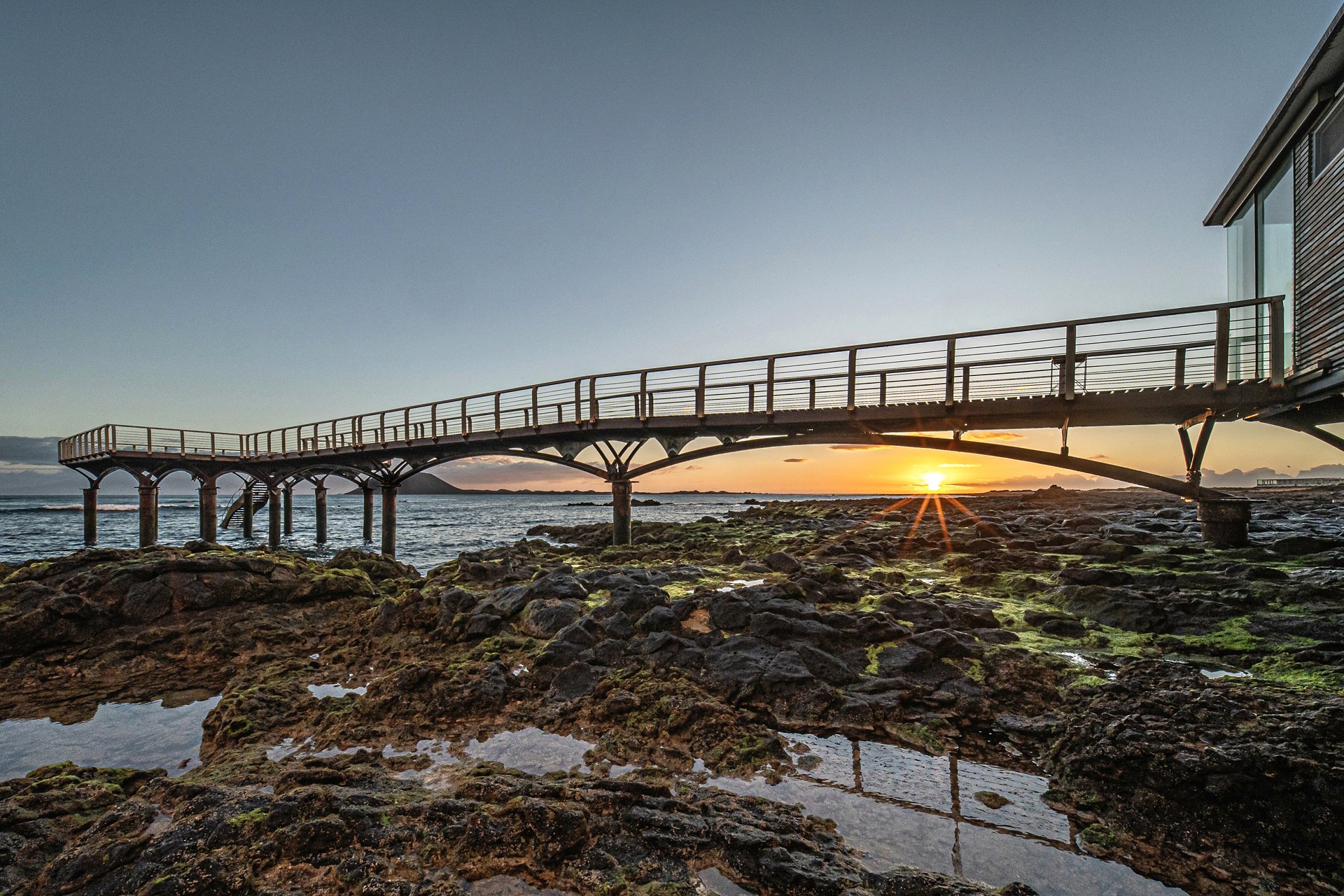 Neben der Brücke