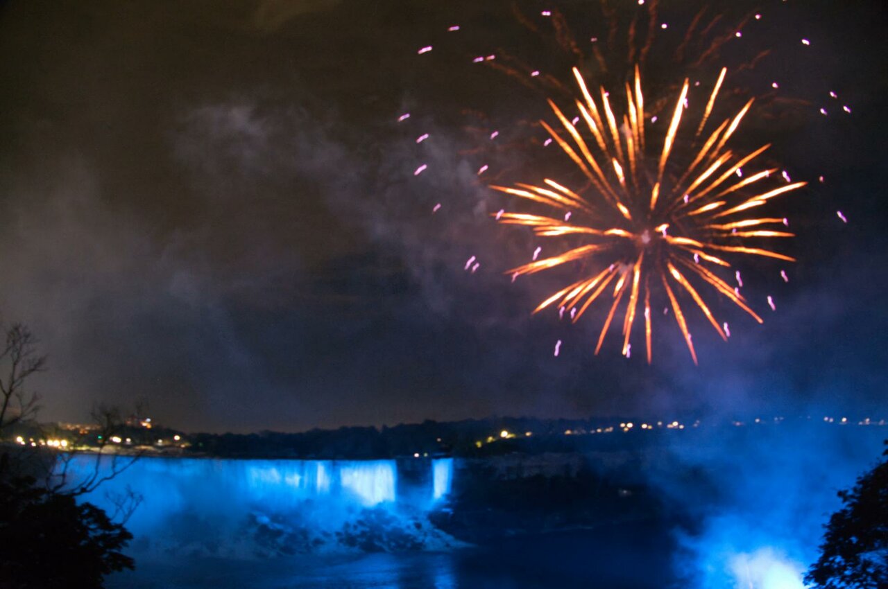 Niagarafälle mit Feuerwerk