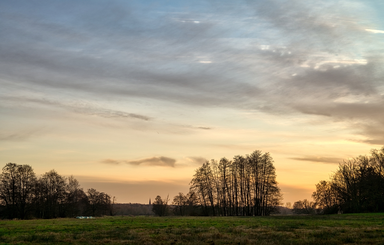 Norddeutsche Landschaft kurz vor Sonnenuntergang