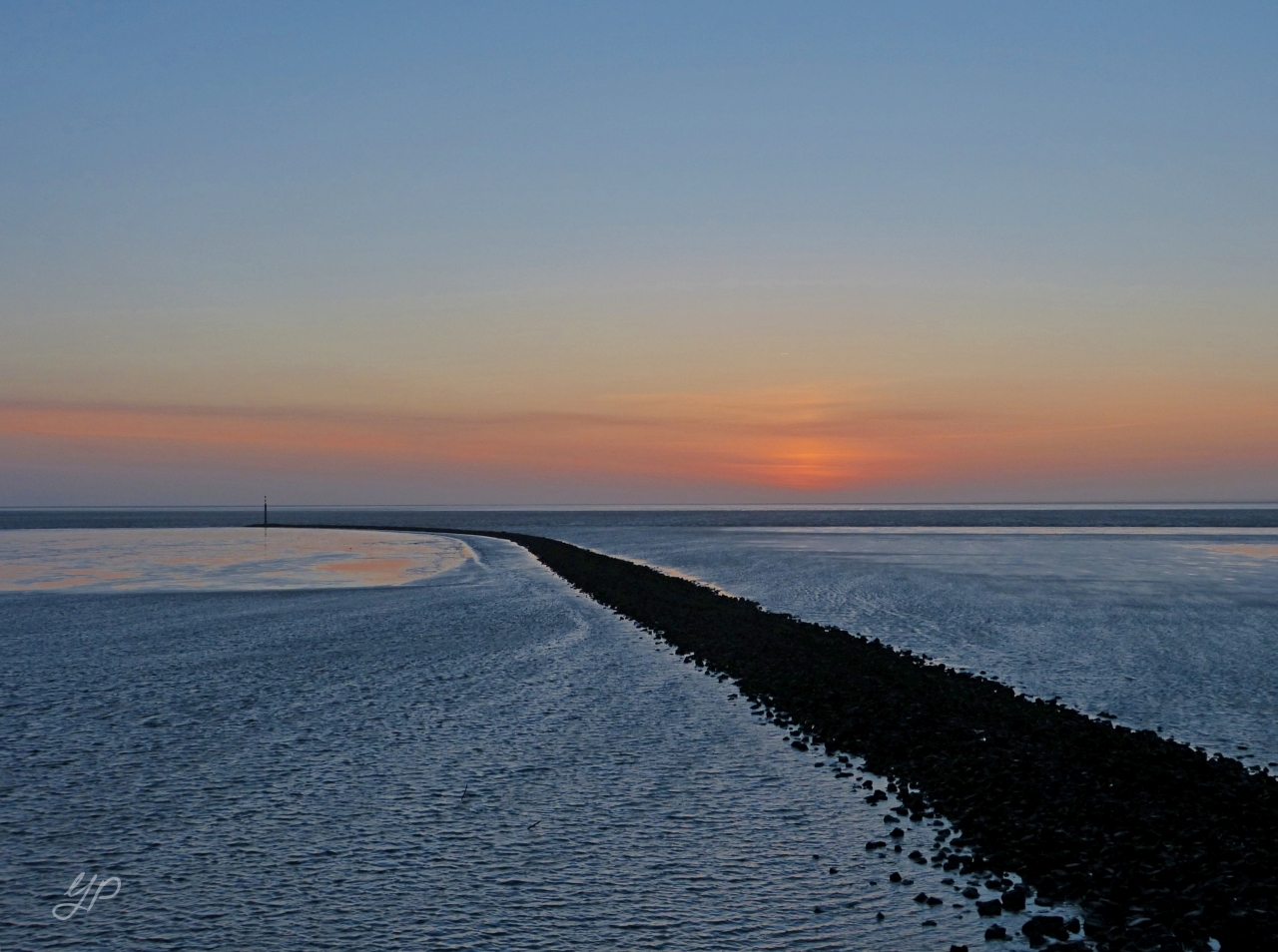 Ostfriesische Wattenküste - Buhne in Norddeich zu Beginn der Blauen Stunde