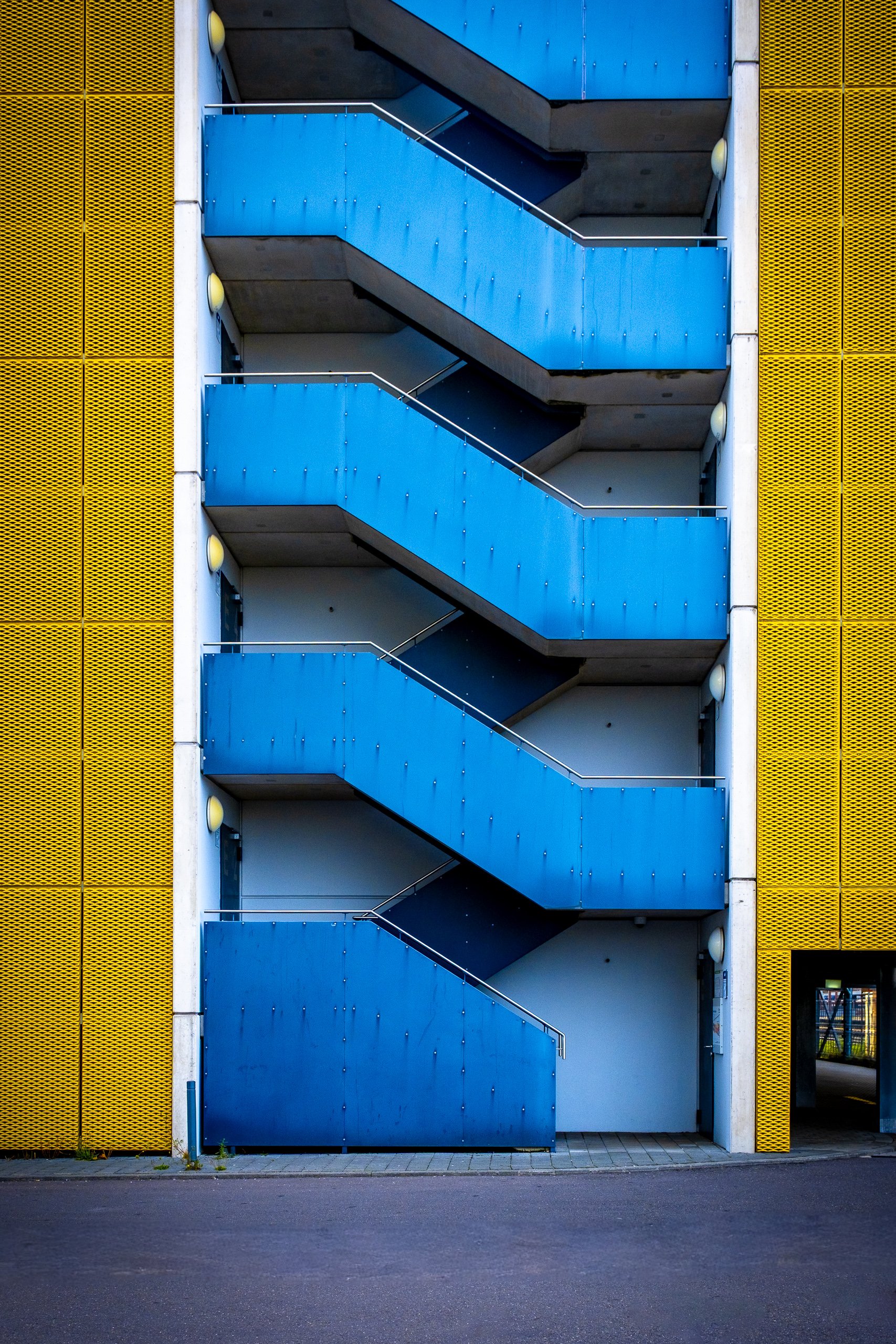 Parkhaus in Blau-Gelb