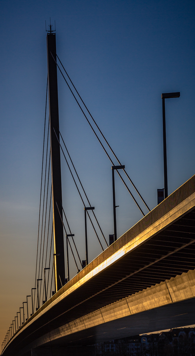 Rheinkniebrücke in D-Dorf