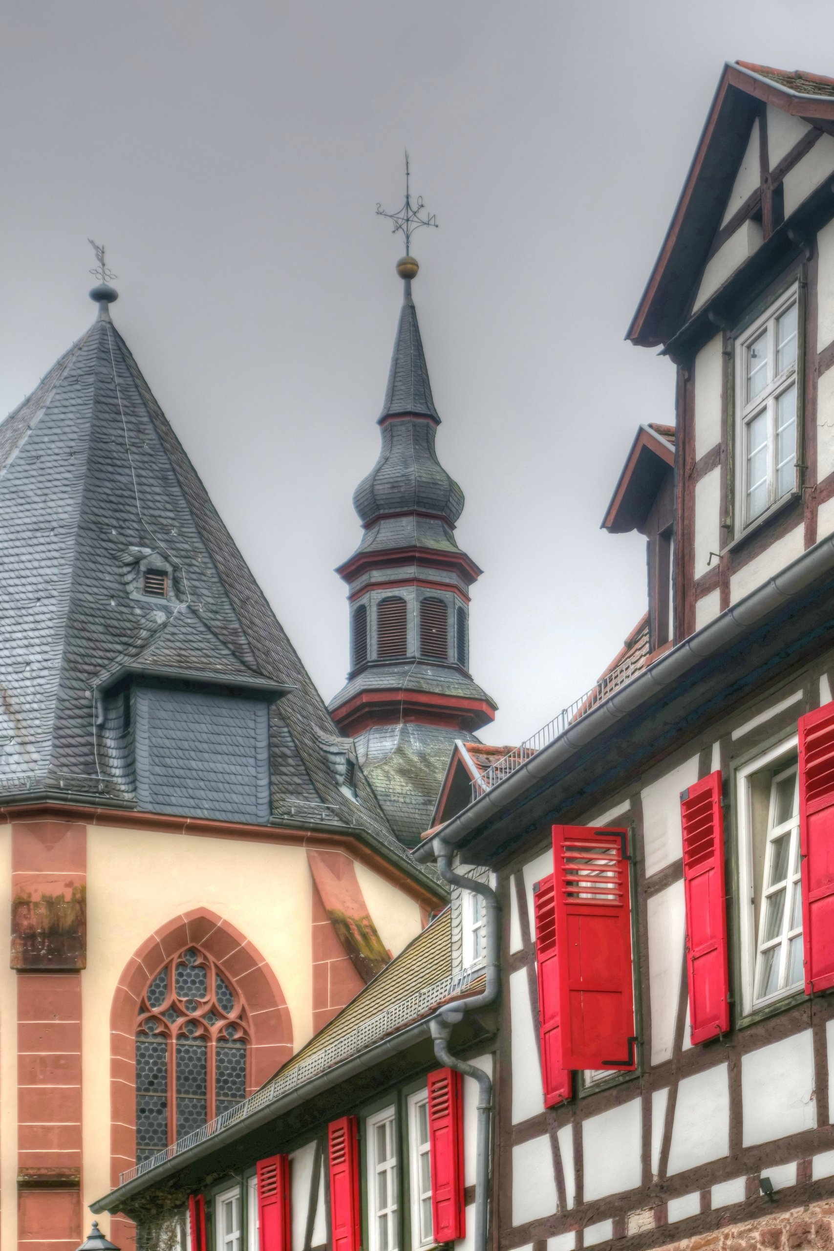 Rote Fensterläden