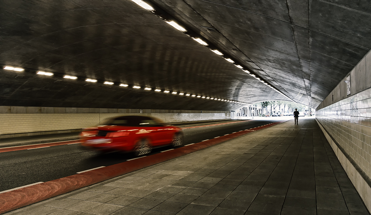 Rotes Auto im Tunnel